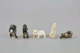 Konvolut fünf Netsuke ''Tiere/ Fabelwesen'', Japan, 1. H. 20. Jh., Elfenbein und andere Materialien.