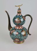 Cloisonné Teekanne, wohl China 1. H. 20. Jh., Korpus mit Doppelbauch und kurzem Enghals auf ausgeste