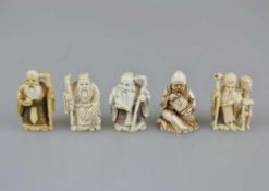 Konvolut fünf Netsuke, Japan, Elfenbein, geschwärzte Binnenzeichnung, part. polychrom gefasst, jew.