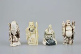 Konvolut drei Netsuke und ein Netsuke-Okimono ''Glücksgötter'', Japan, 1. H. 20. Jh., Elfenbein.