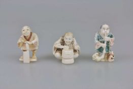 Konvolut zwei Netsuke und ein Netsuke-Okimono.