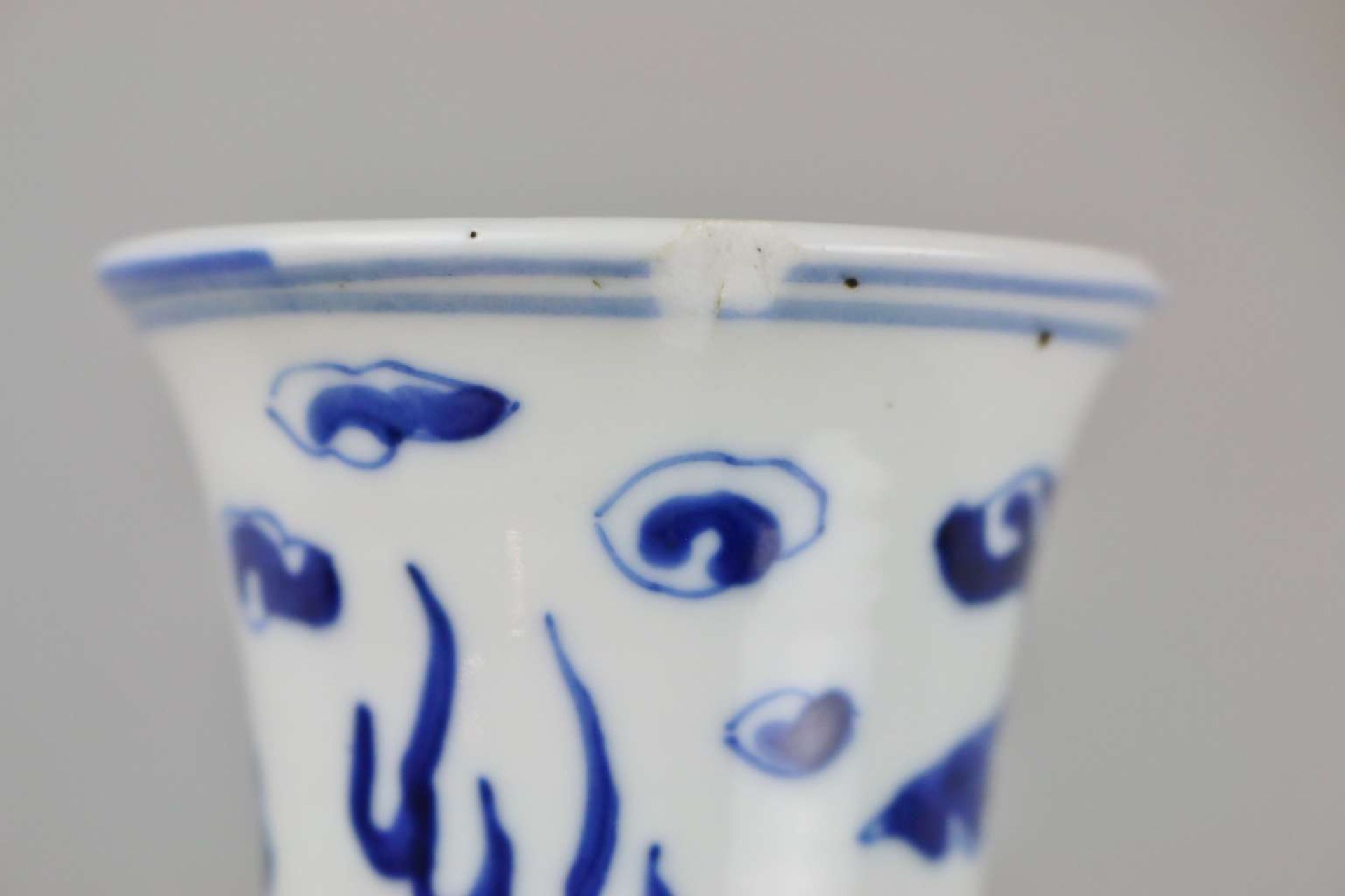 Flaschenvase mit Blau-Weiß-Malerei - Image 3 of 4