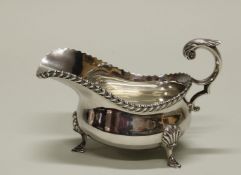 Saucière, Silber 925, Sheffield, 1926, Harrison Brothers & Howson, glatter Korpus auf drei Füßen