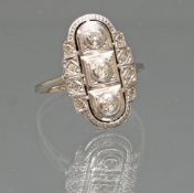 Ring, Art Deco, um 1920/30, WG 585, 3 Diamanten im Altschliff, kleine Besatzdiamanten, 2 g, RM 17