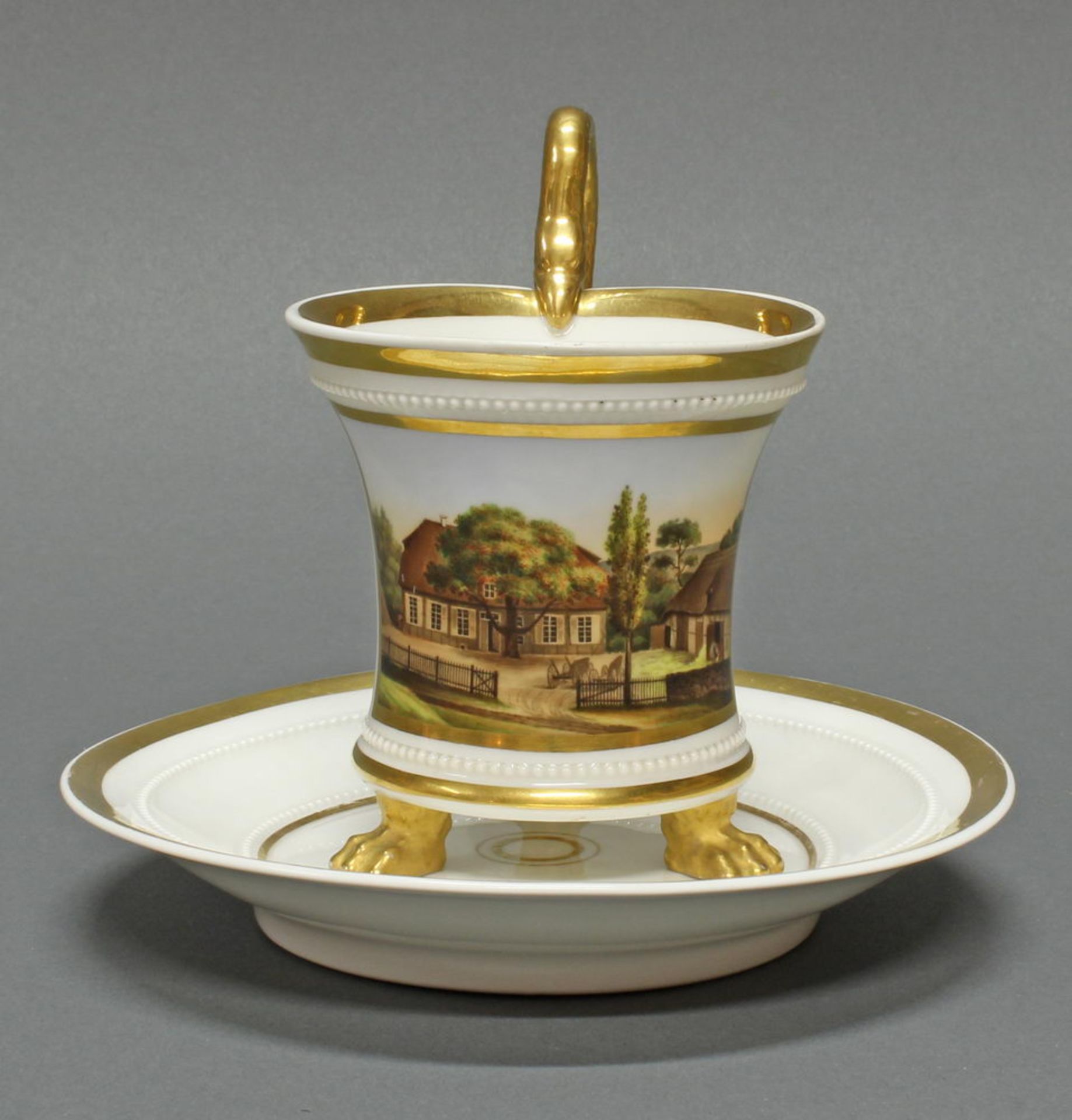 Ansichtentasse "Gutshof" mit Untertasse, KPM Berlin, um 1830, polychrom und goldstaffiert, Perlschn