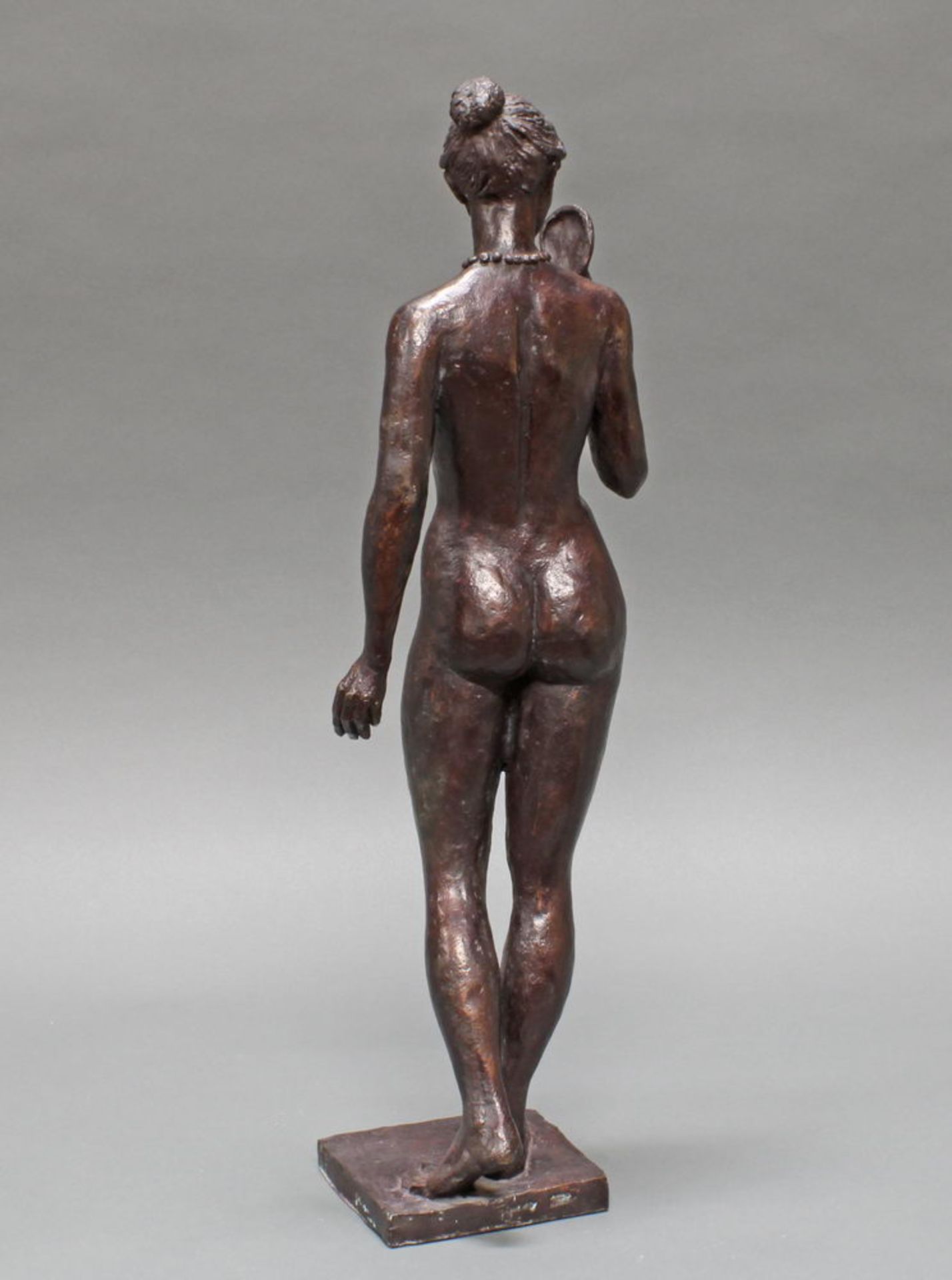 Bronze, rotbraun patiniert, "Stehender weiblicher Akt mit Spiegel", auf der Plinthe bezeichnet F. L - Image 2 of 4