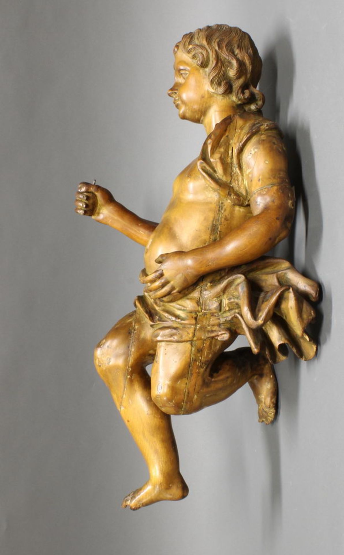 Skulptur, Holz geschnitzt, "Putto", 18./19. Jh., abgelaugt, 80 cm hoch, ein Finger und eine Zehe fe - Image 4 of 4