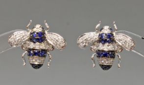 Paar Ohrstecker, 'Bienen', WG 750, Brillanten zus. ca. 0.36 ct., etwa tcr/vs-si, Saphire zus. ca. 0