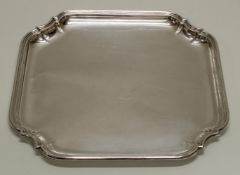 Tablett, Silber 835, Gbr. Kühn, profilierter Rand, passig-eingezogene Ecken, 28.5 x 28.5 cm, ca. 6