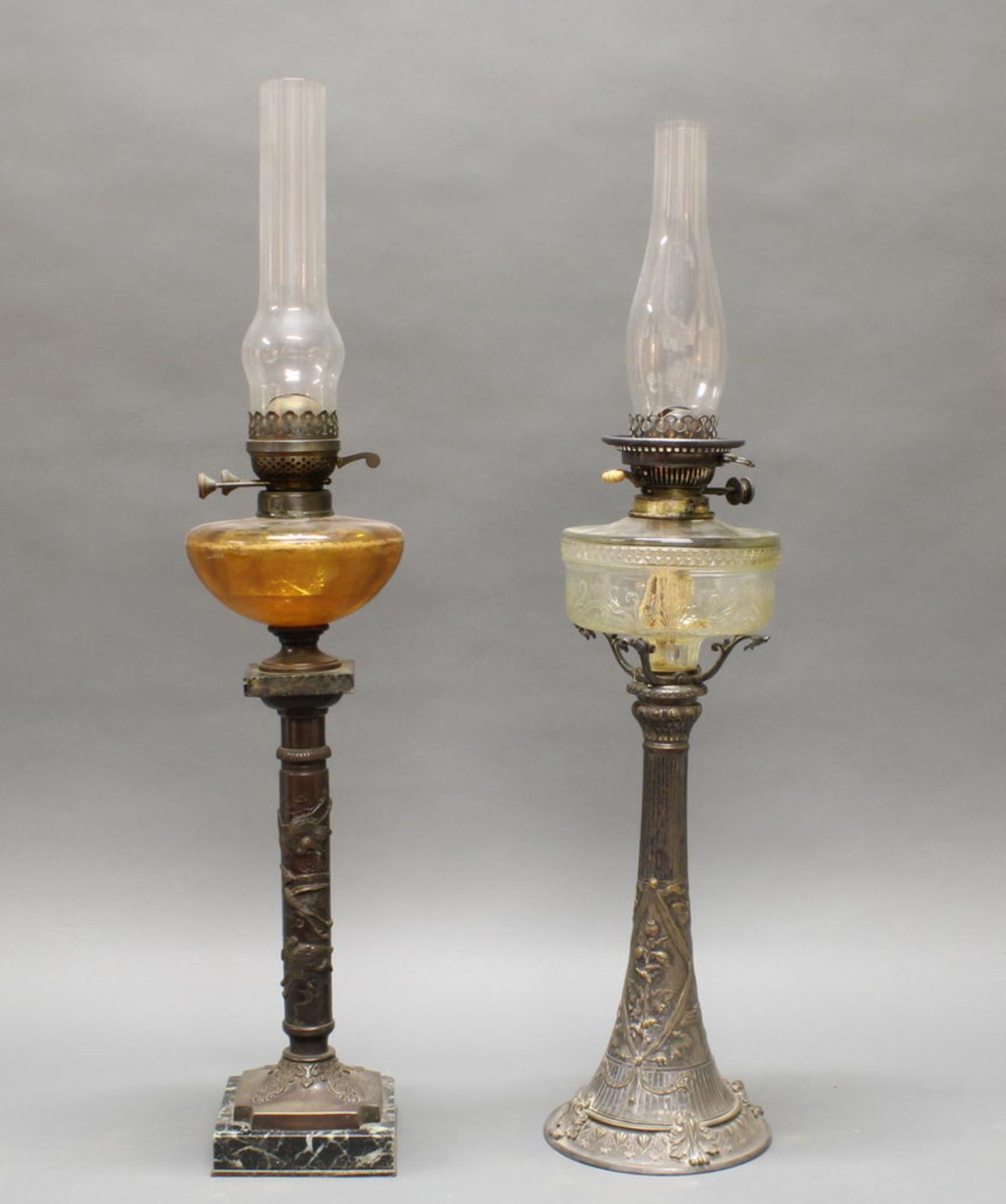 2 Petroleumlampen, 19./20. Jh., verschieden, 81-83 cm hoch, Altersspuren, Glasschirm fehlt, Funktio