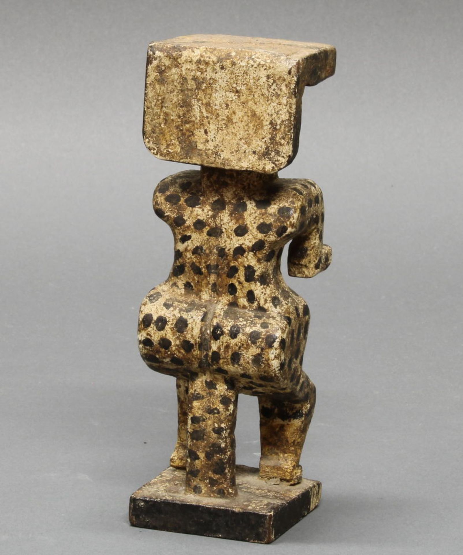 Figur, sitzend, edjo-Stil, Urhobo, Nigeria, Afrika, Holz, weißliche Patina mit schwarzen Punkten, - Image 2 of 2