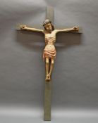 Großes Kruzifix, Holz geschnitzt, Dreinageltypus, alpenländisch, um 1500, Reste alter Fassung, 61