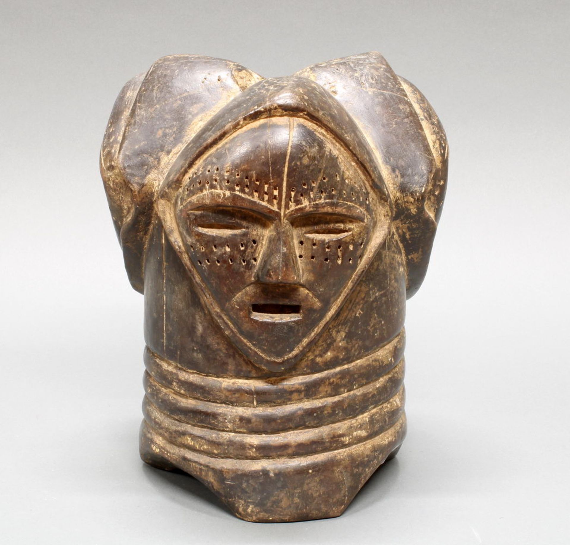 Stülp-Maske, Fang, Gabun, Afrika, Holz, dreiseitig geschnitzte Gesichter, 29 cm hoch. Provenienz: