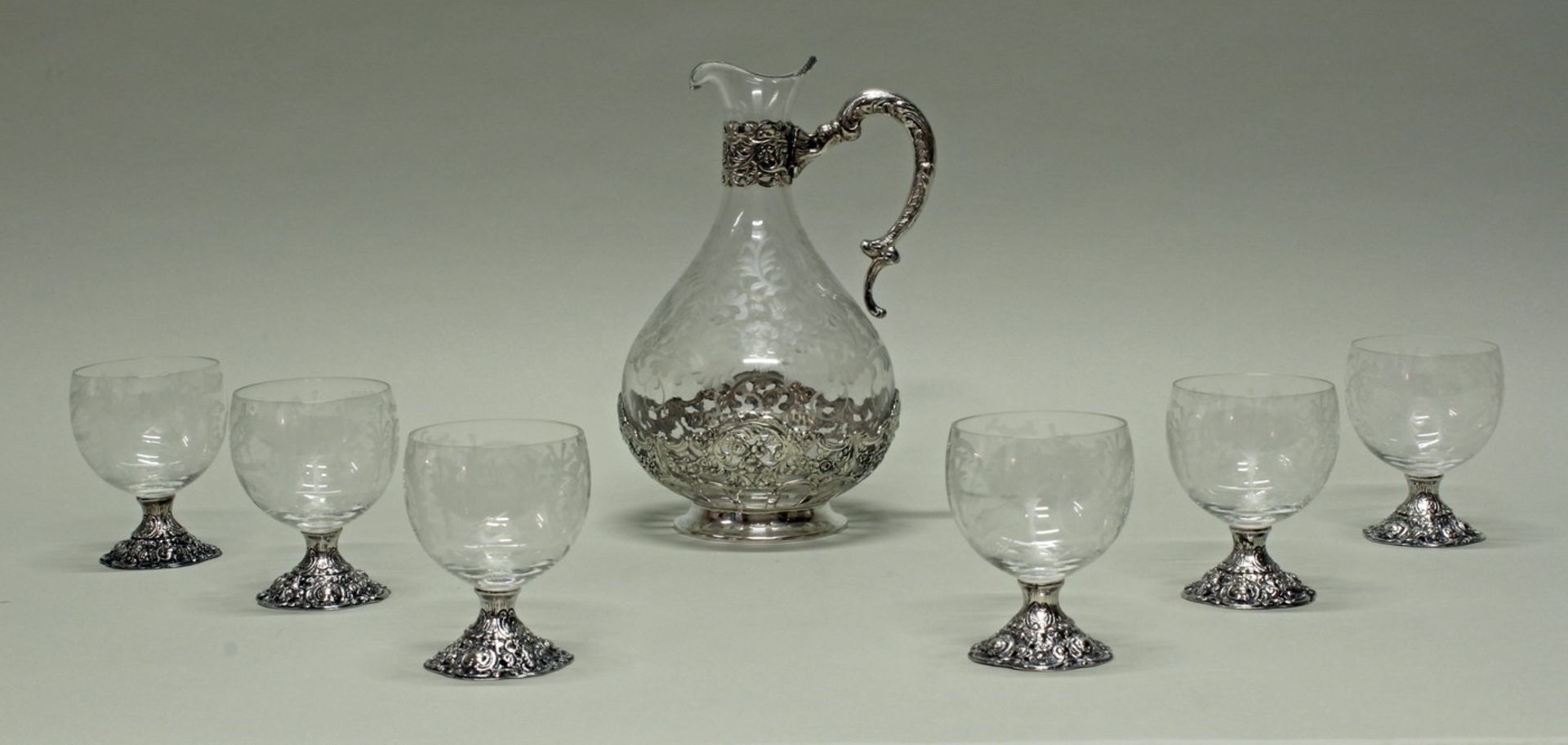 Karaffe, Silber 835, farbloses Glas mit Schliff, Silbermontierung, rocaillierter Dekor, 25 cm hoch;