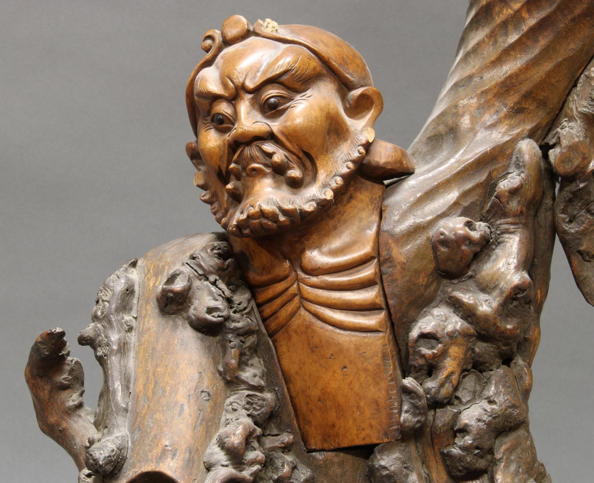Holzfigur, "Unsterblicher Li Tieguai", China, um 1900, Wurzelholz, aus Teilen zusammengesetzt, 75 c - Image 3 of 4