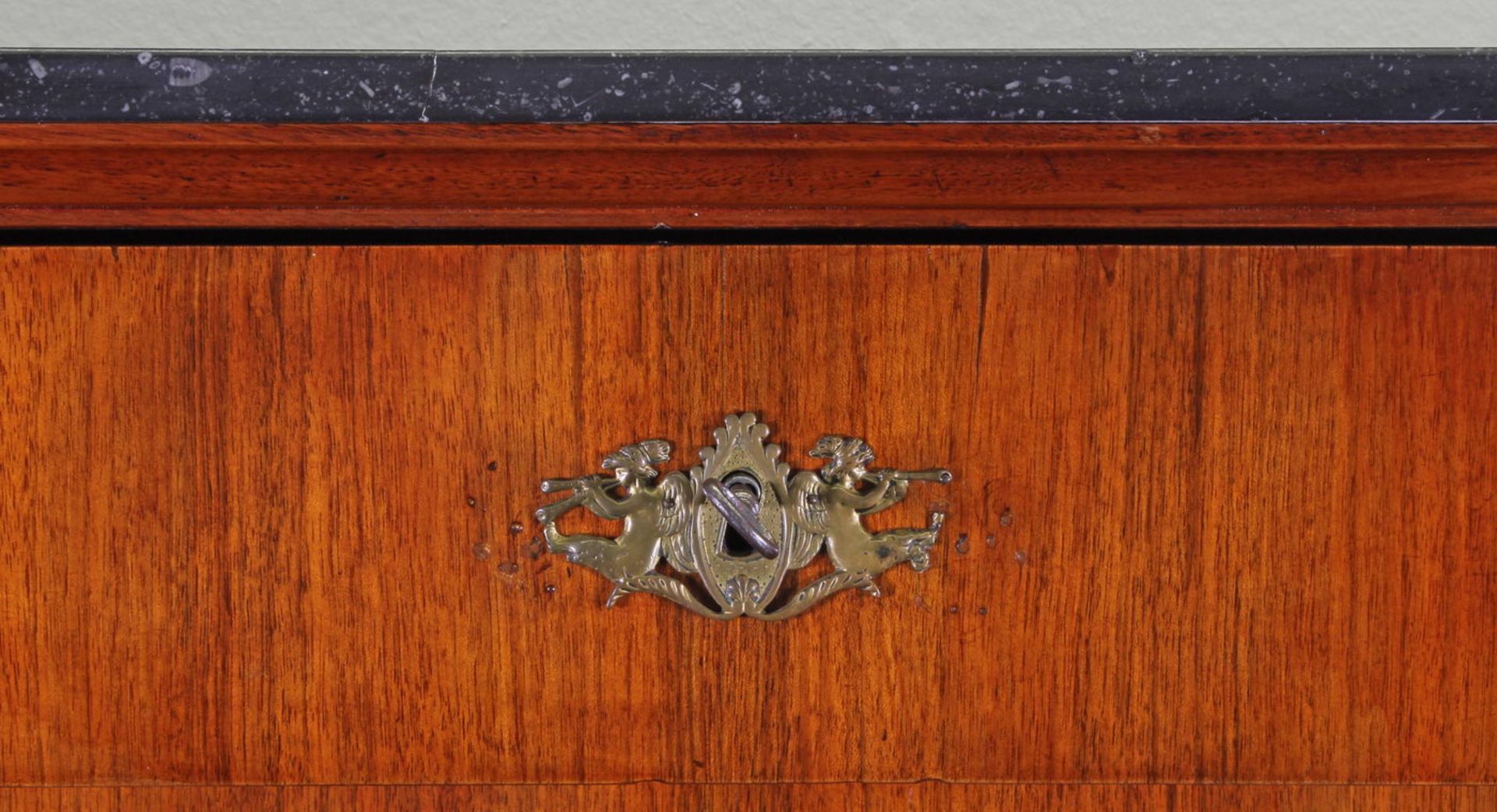 Chiffoniere, Empire, um 1810, Nussbaum, sieben Schübe, schwarze Marmorplatte, Bronzeappliken, 144 - Image 2 of 2