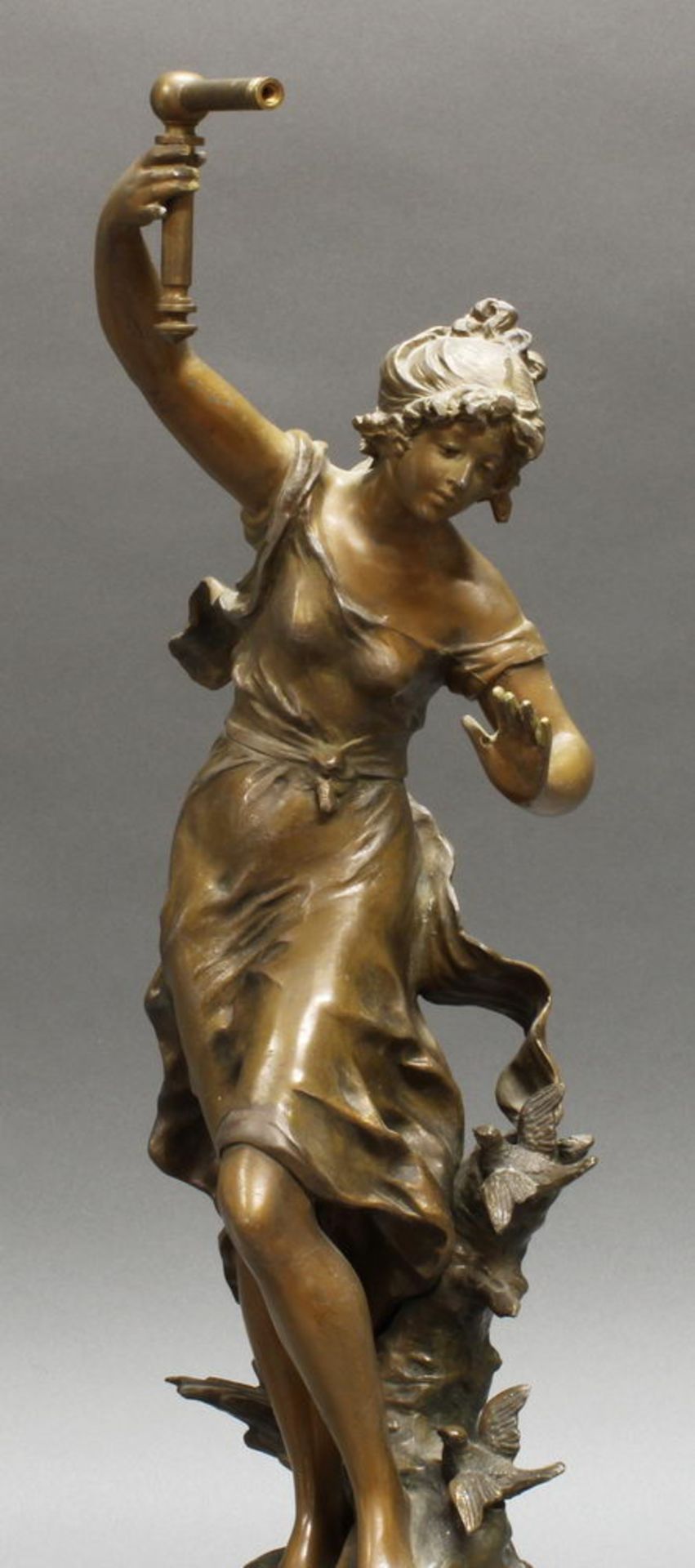 Mysterieuse, 2. Hälfte 20. Jh., weibliche Figur bez. Louis Moreau, Metall bronziert auf Holzsockel - Image 3 of 3