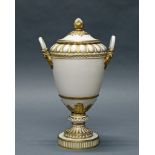 Deckelvase, KPM Berlin, Form Weimarer Vase, Weißporzellan, Goldzier, Amphorenform mit zwei Henkeln