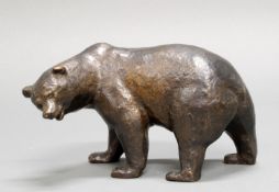 Bronze, schwarz patiniert, "Eisbär", auf dem Bauch monogrammiert RM(S?), 12 x 17 cm. Rose-Maria St