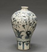 Vase, China, neuzeitlich, Porzellan, Meiping-Form, blau-weißer 3-Freunde-Dekor, 32 cm hoch