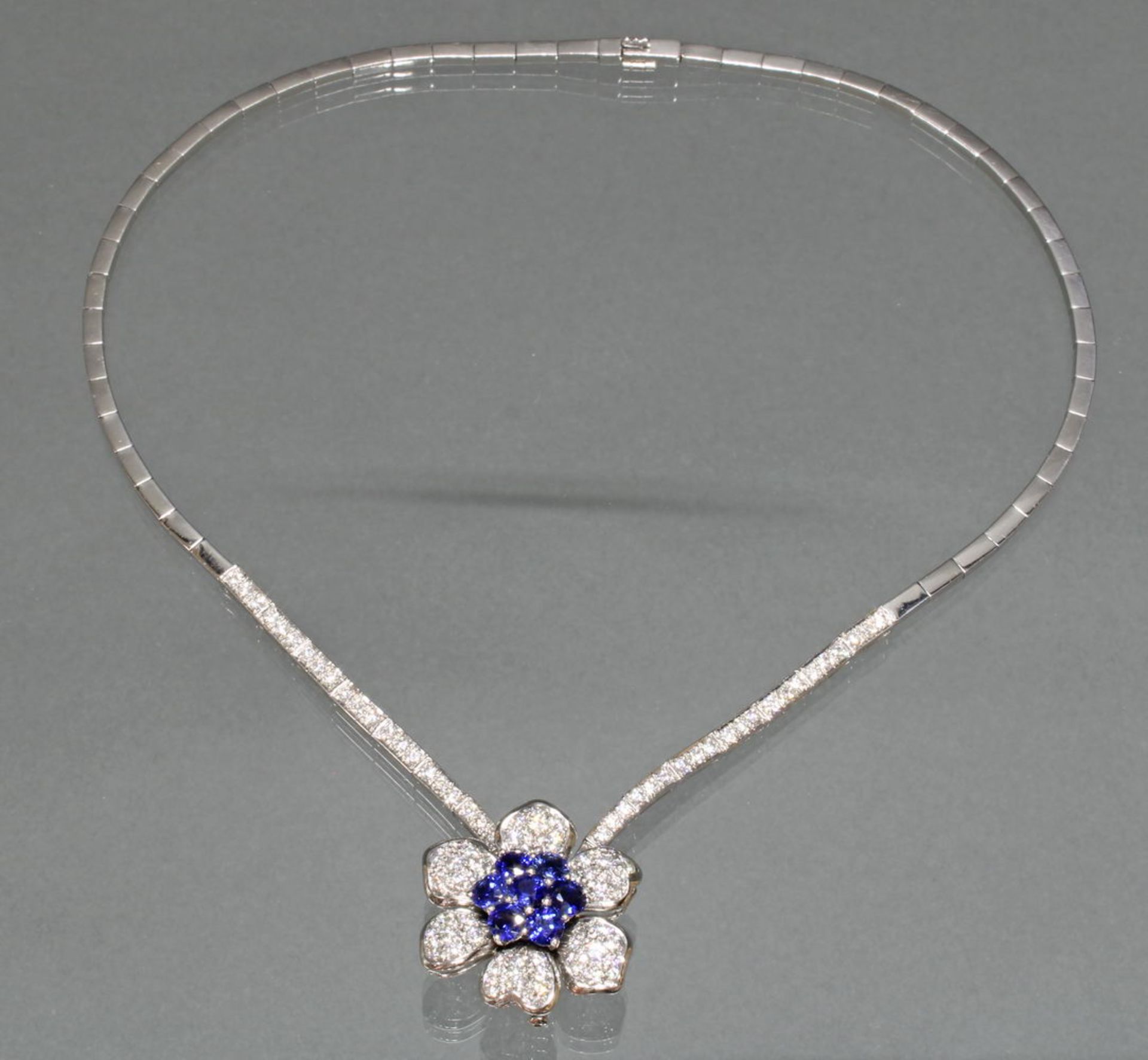 Collier, 'Blüten'-Mittelteil auch als Brosche zu tragen, Collier, WG 750, 54 Brillanten zus. ca. 1 - Image 2 of 2