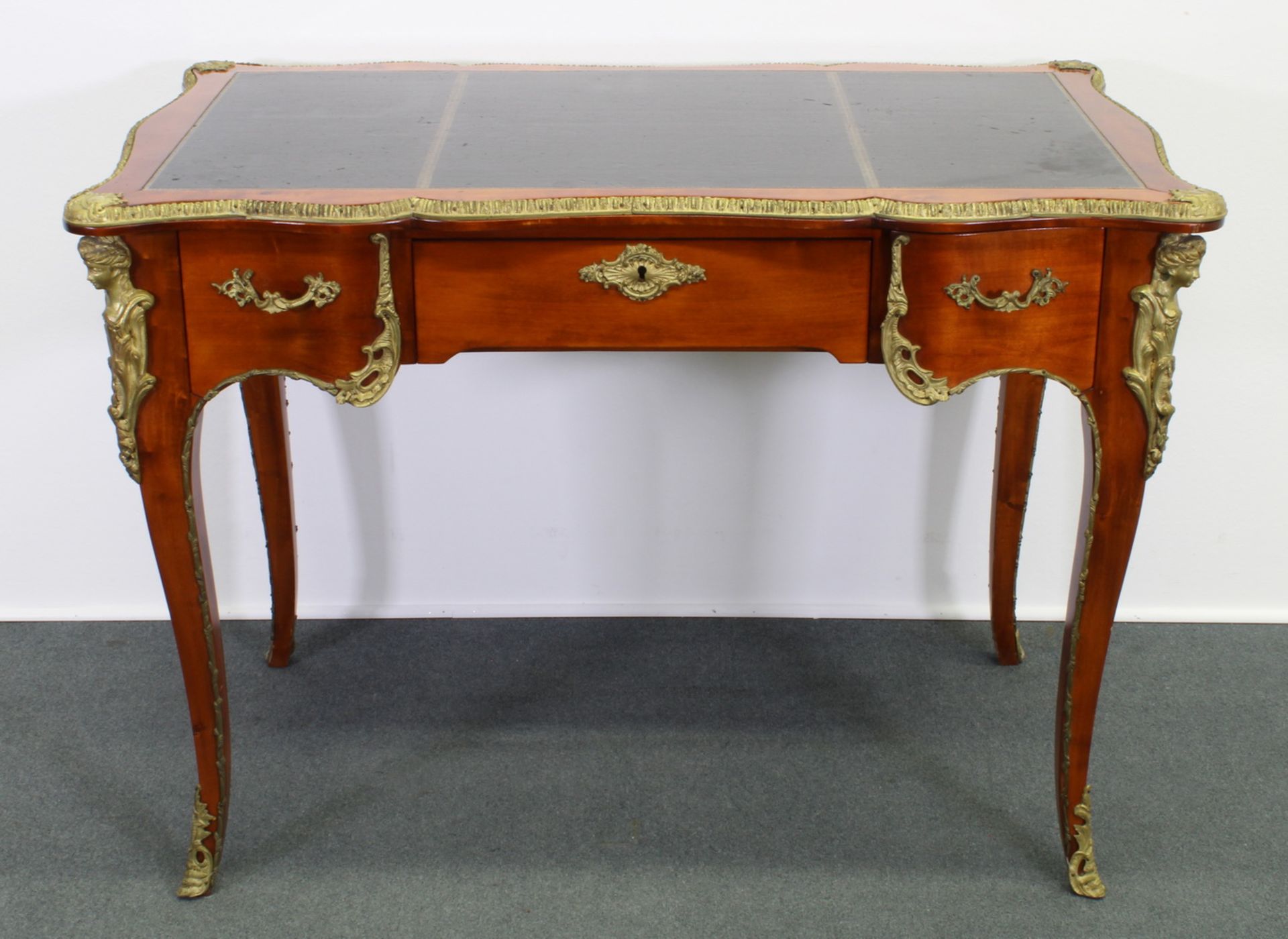 Bureau Plat, 19./20. Jh., Louis Quinze-Stil, Messingappliken, drei Schübe, eingelassene Lederplatt