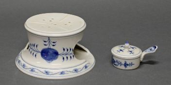 Stövchen, Meissen, Schwertermarke, 1. Wahl, Zwiebelmuster, mit Brenner, 8.5 cm hoch