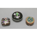 3 Deckeldosen, China, 20. Jh, Cloisonné, farbig, verschiedene Formen und Dekore, 3-4.5 cm hoch