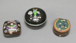 3 Deckeldosen, China, 20. Jh, Cloisonné, farbig, verschiedene Formen und Dekore, 3-4.5 cm hoch