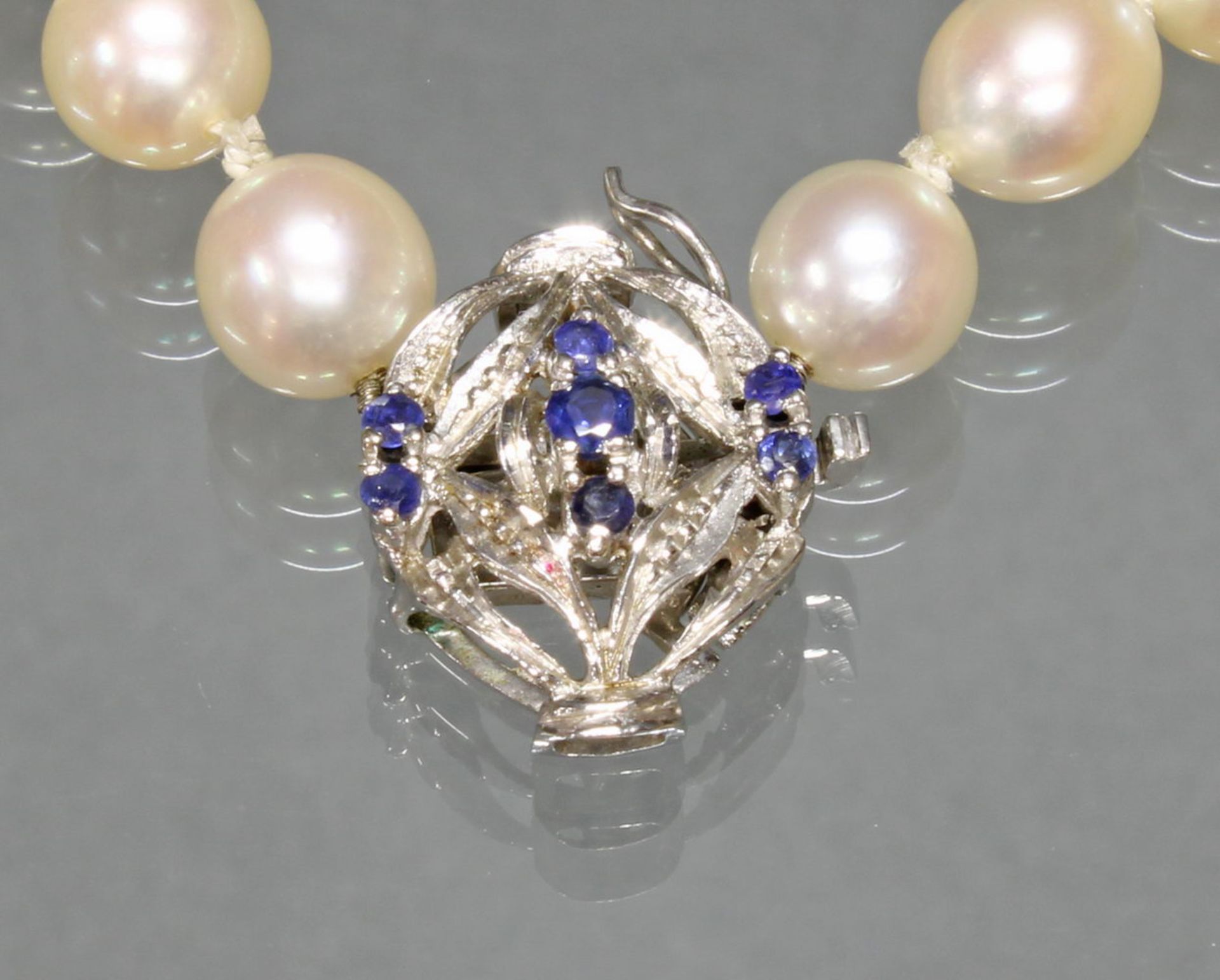 Perlenkette, 53 Akoya-Zuchtperlen ø ca. 7.5 mm, Schließe WG 750, 7 facettierte Saphire, 46 cm lan - Image 2 of 2