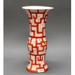 Vase, KPM Berlin, Art Deco-Dekor in Rot mit chinesischem Gittermuster, Ranken, Vögeln und Fischen,