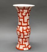 Vase, KPM Berlin, Art Deco-Dekor in Rot mit chinesischem Gittermuster, Ranken, Vögeln und Fischen,