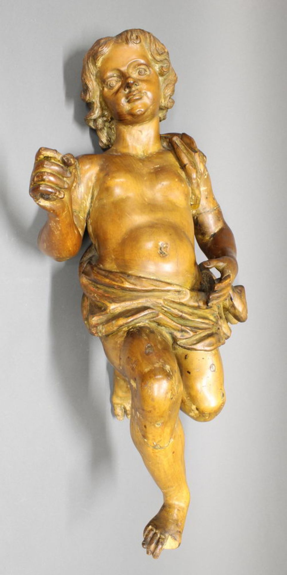 Skulptur, Holz geschnitzt, "Putto", 18./19. Jh., abgelaugt, 80 cm hoch, ein Finger und eine Zehe fe - Image 2 of 4