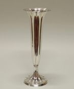 Vase, Silber 830, deutsch, gerippte Trompetenform, 32 cm hoch, ca. 268 g, kleine Lötstellen am Ran