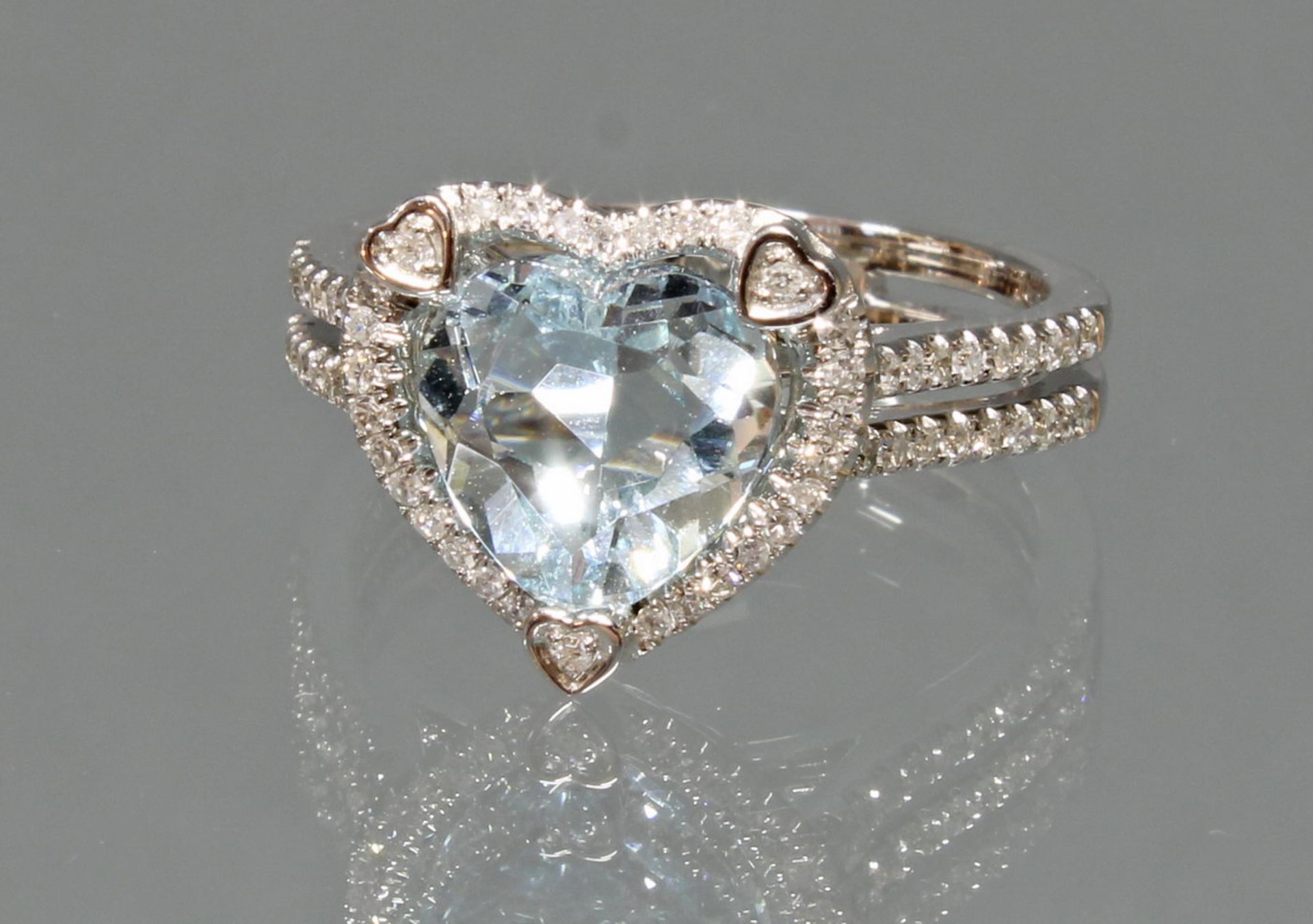 Ring, WG 750, Aquamarin ca. 2.23 ct., in Herzform, Brillanten zus. ca. 0.35 ct., etwa tw/si, 5 g, R