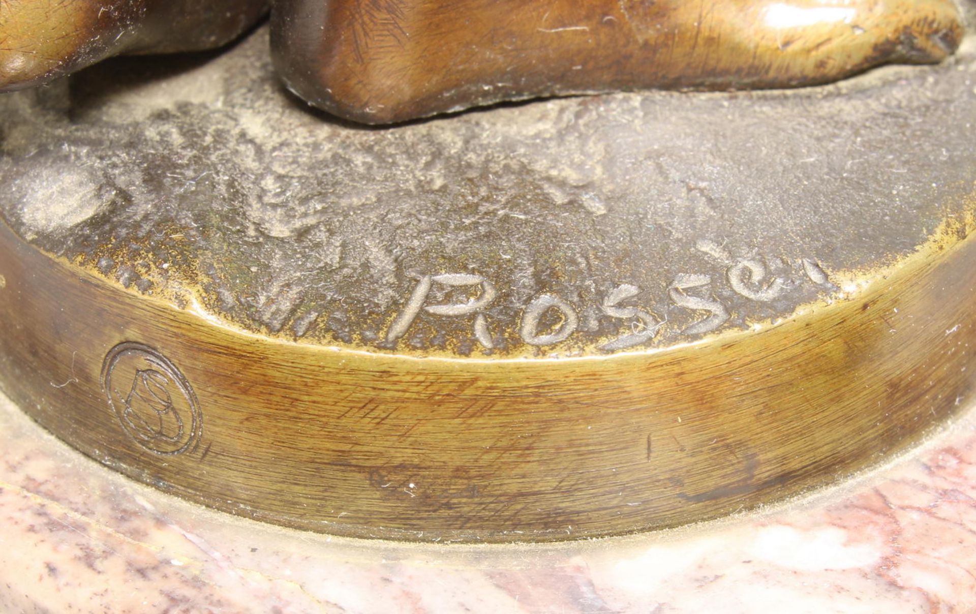 Bronze, braun patiniert, "Wasserträger", auf der Plinthe bezeichnet Rosse, Gießermarke, auf Stein - Image 3 of 4