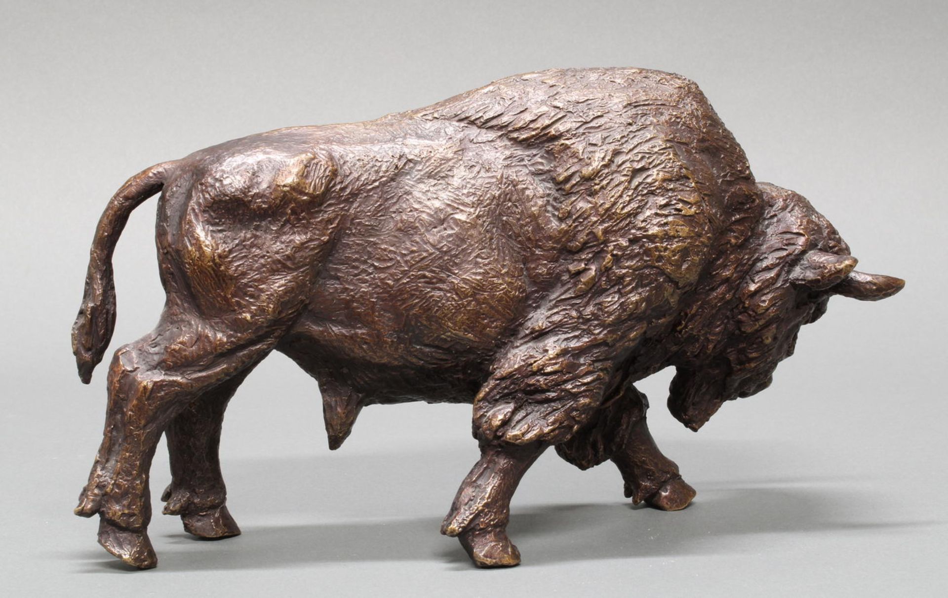 Bronze, rotbraun patiniert, "Bison", am Bauch bezeichnet F. Lipensky und nummeriert 7/25, 16 cm hoc - Image 2 of 3