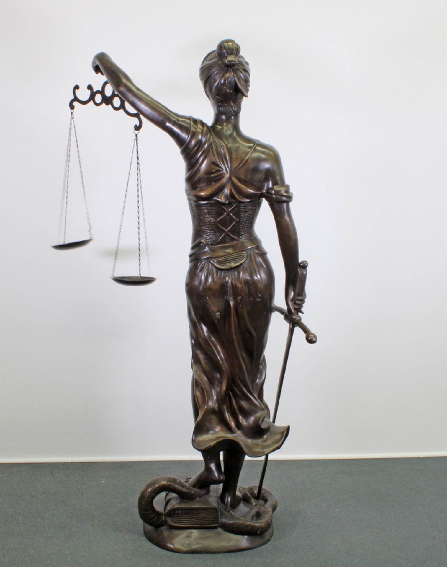 Bronze, "Justitia - Allegorie der Gerechtigkeit", ca. 30 kg, 157 cm hoch, Waage abnehmbar. Schwere - Image 3 of 5