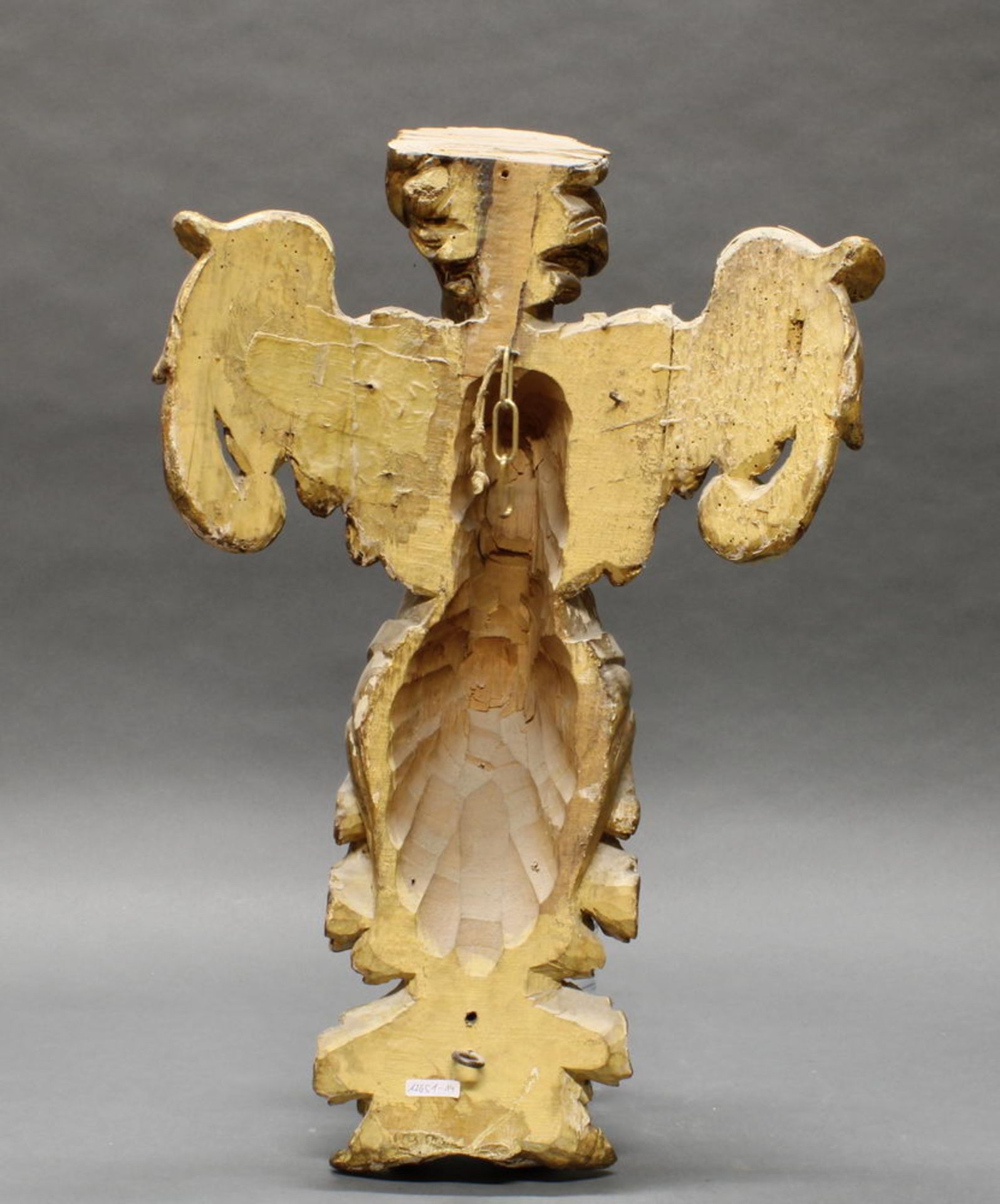 Skulptur, Holz geschnitzt, "Putto", 19. Jh., Fassung stark beschädigt, Flügel und unterer Rankena - Image 2 of 2