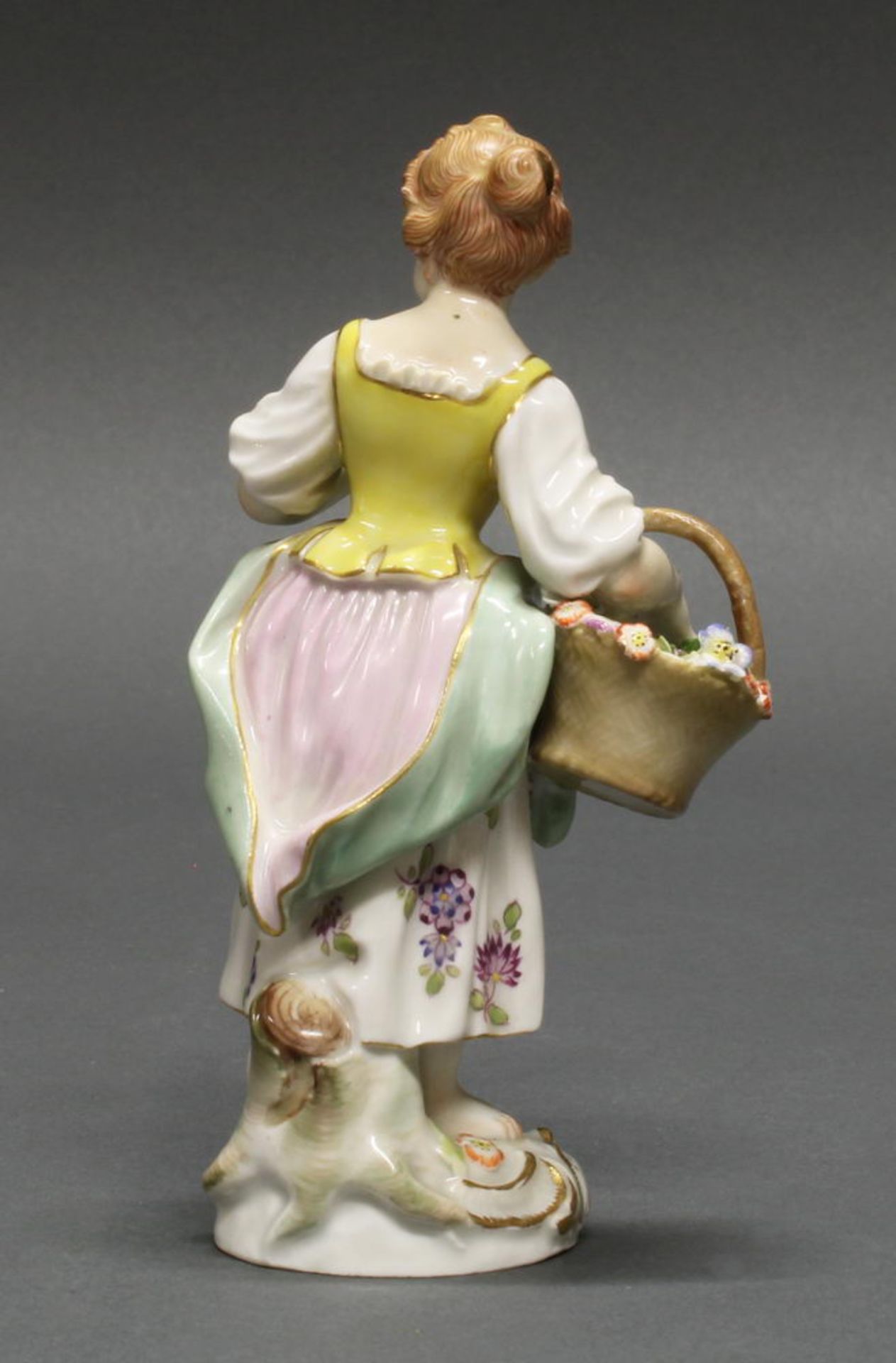 Porzellanfigur, "Gärtnermädchen mit Korb", Meissen, Schwertermarke, 1. Wahl, Modellnummer 3 G, po - Image 2 of 2