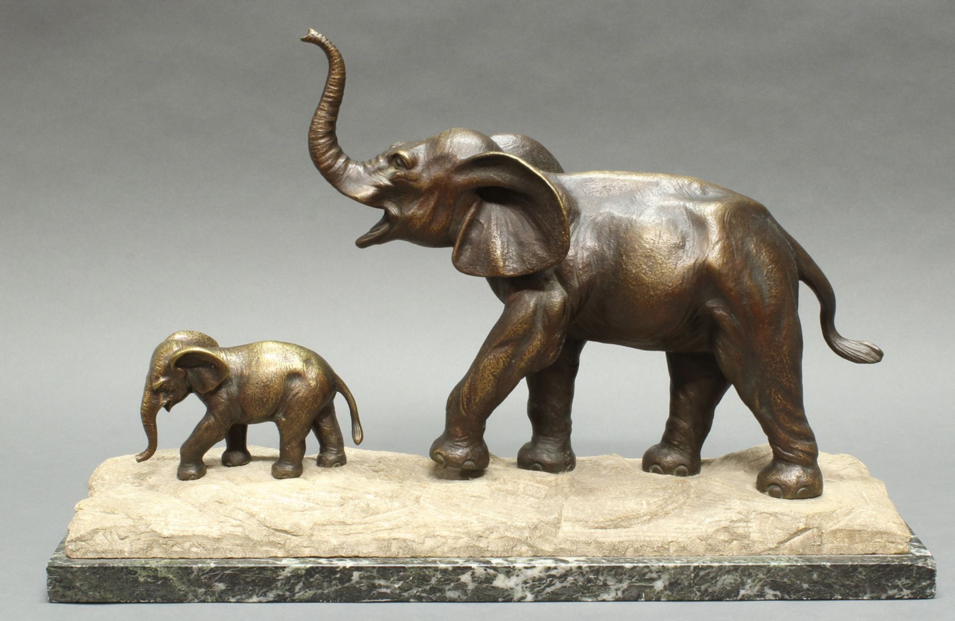 Bronze, "Elefant mit Jungtier", Marmorsockel, 39.5 cm hoch (inkl. Sockel)