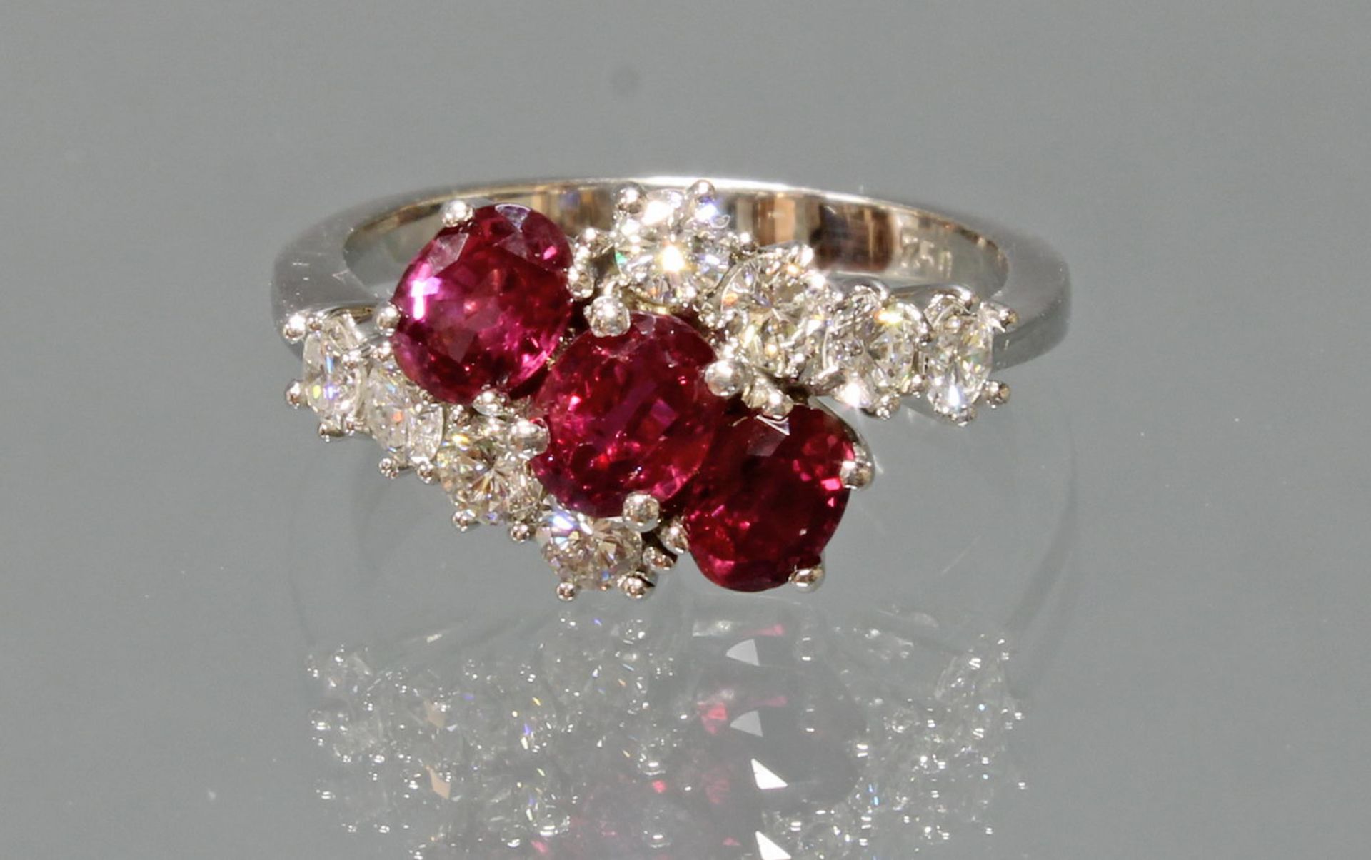 Ring, WG 750, 3 oval facettierte Rubine, 8 Brillanten zus. ca. 0.40 ct., 4 g, RM 16.5