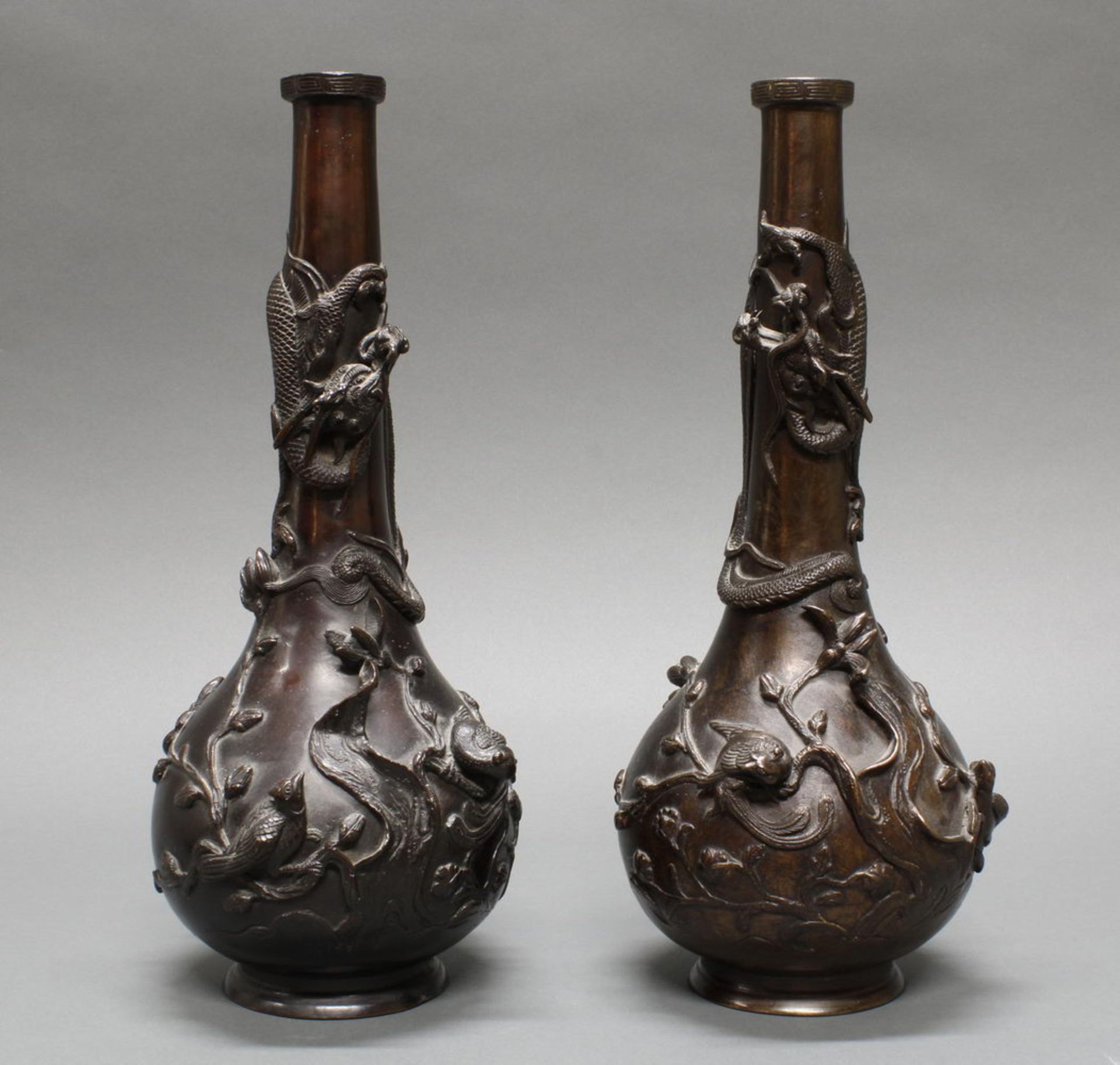 Paar Flaschenvasen, Japan, um 1900, Bronze, braun patiniert, plastischer Drachendekor, 36 cm hoch,