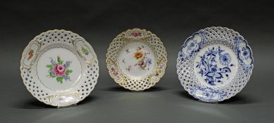 2 Durchbruchteller, Meissen, Schwertermarke, 1850-1924, 1. Wahl, 1x bunte Blumen und Insekten, 1x Z