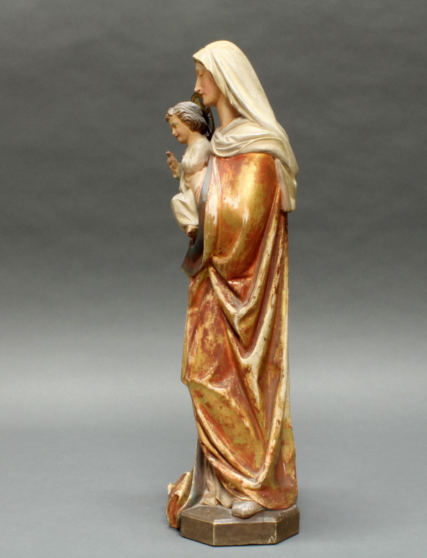 Skulptur, Holz geschnitzt, "Muttergottes mit Kind", Christus mit Metallnimbus, farbig gefasst, 19./ - Image 2 of 5