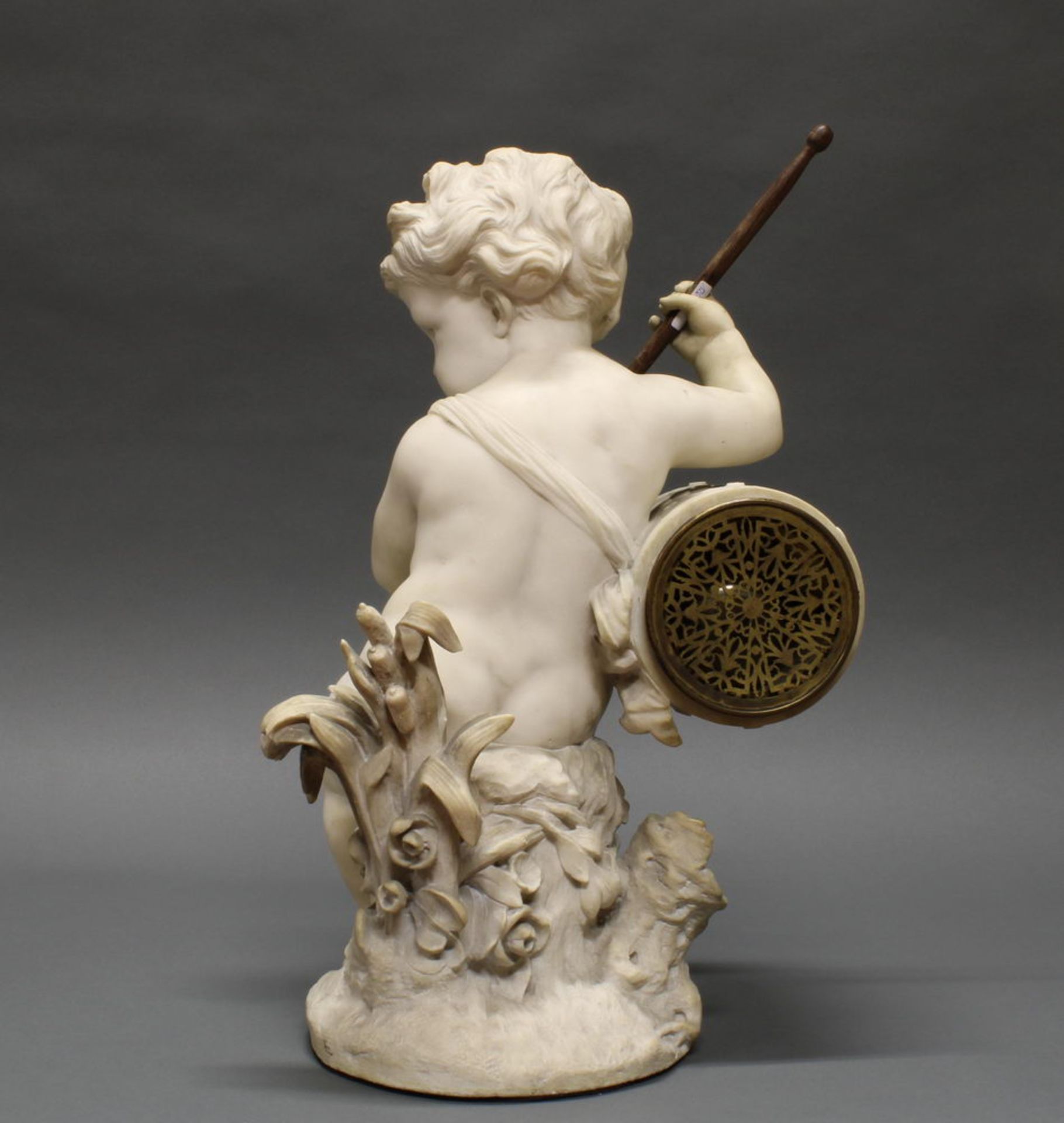 Figurenpendule, "Putto", Frankreich, um 1880, weißer Marmor, Zifferblatt bezeichnet Festeau le Jeu - Image 2 of 4