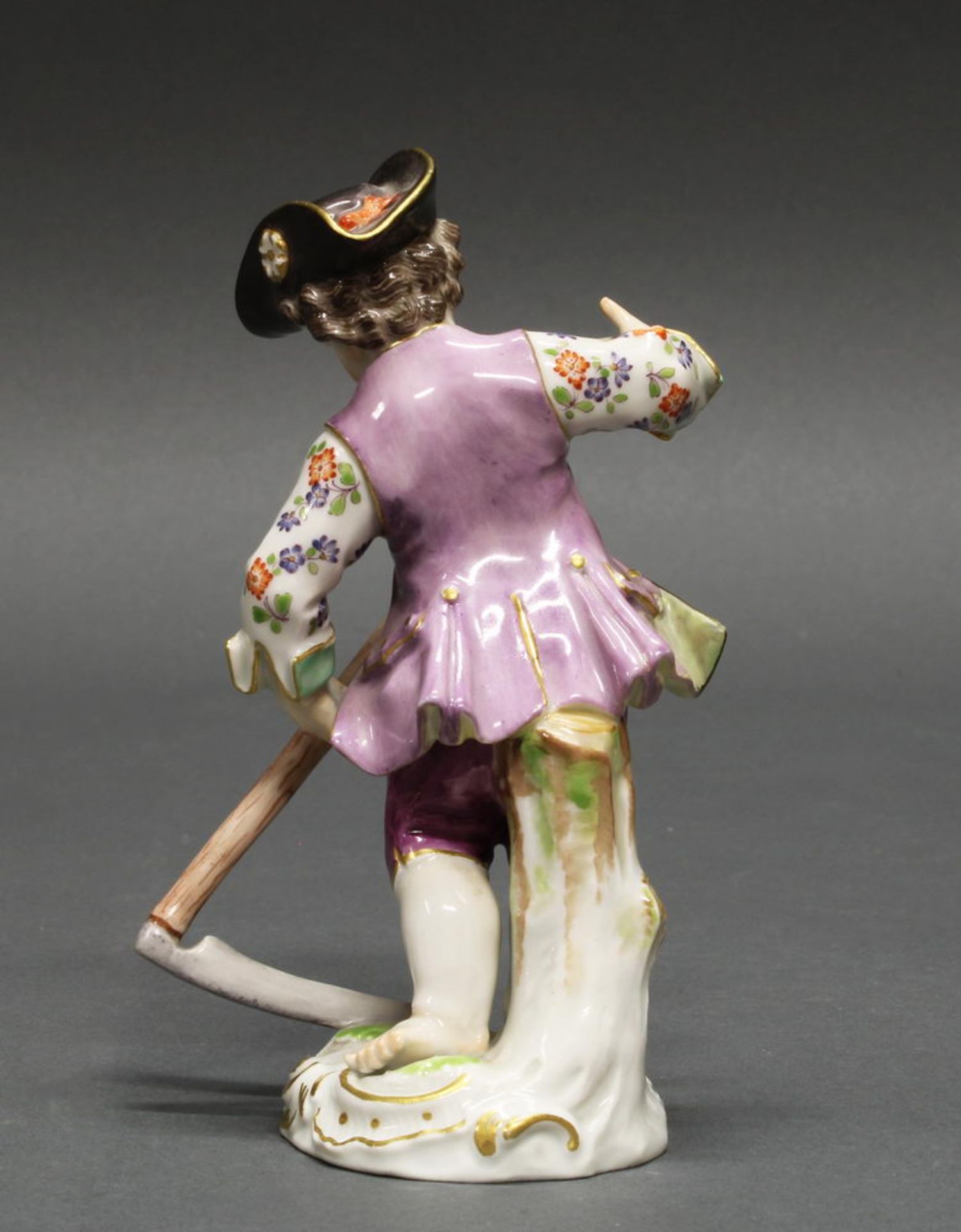 Porzellanfigur, "Gärtnerknabe mit Sense", Meissen, Schwertermarke, 1. Wahl, Modellnummer 3 K, poly - Image 2 of 2