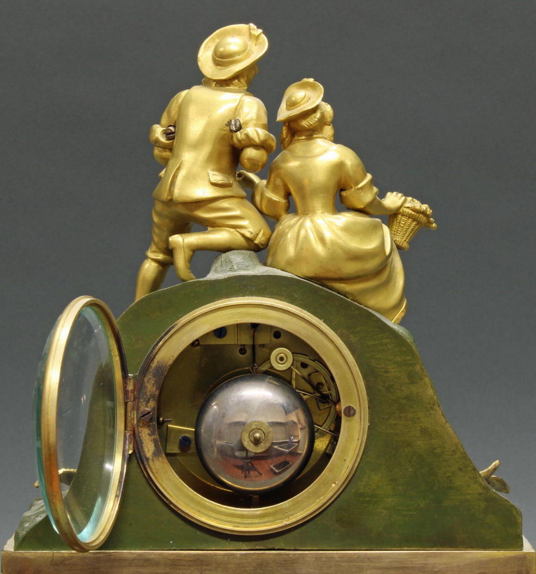 Figurenpendule, 'Liebespaar', Frankreich, 2. Hälfte 19. Jh., Metall/Metallguss, teils vergoldet, E - Image 2 of 2