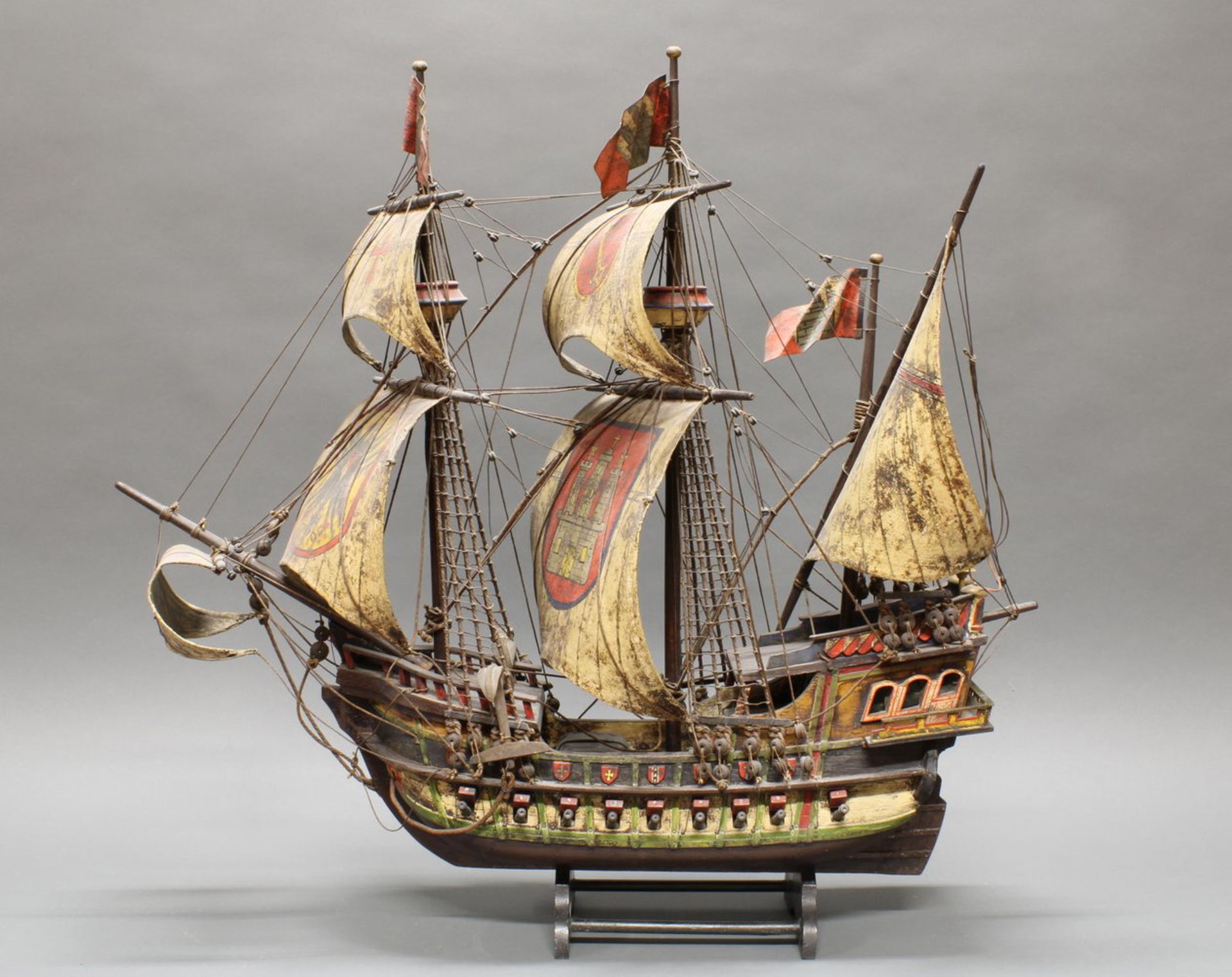 Modellschiff, "Hanse Kogge", Segelschiff, Dreimaster, Holz u.a., polychrom gefasst, mit Ständer, c