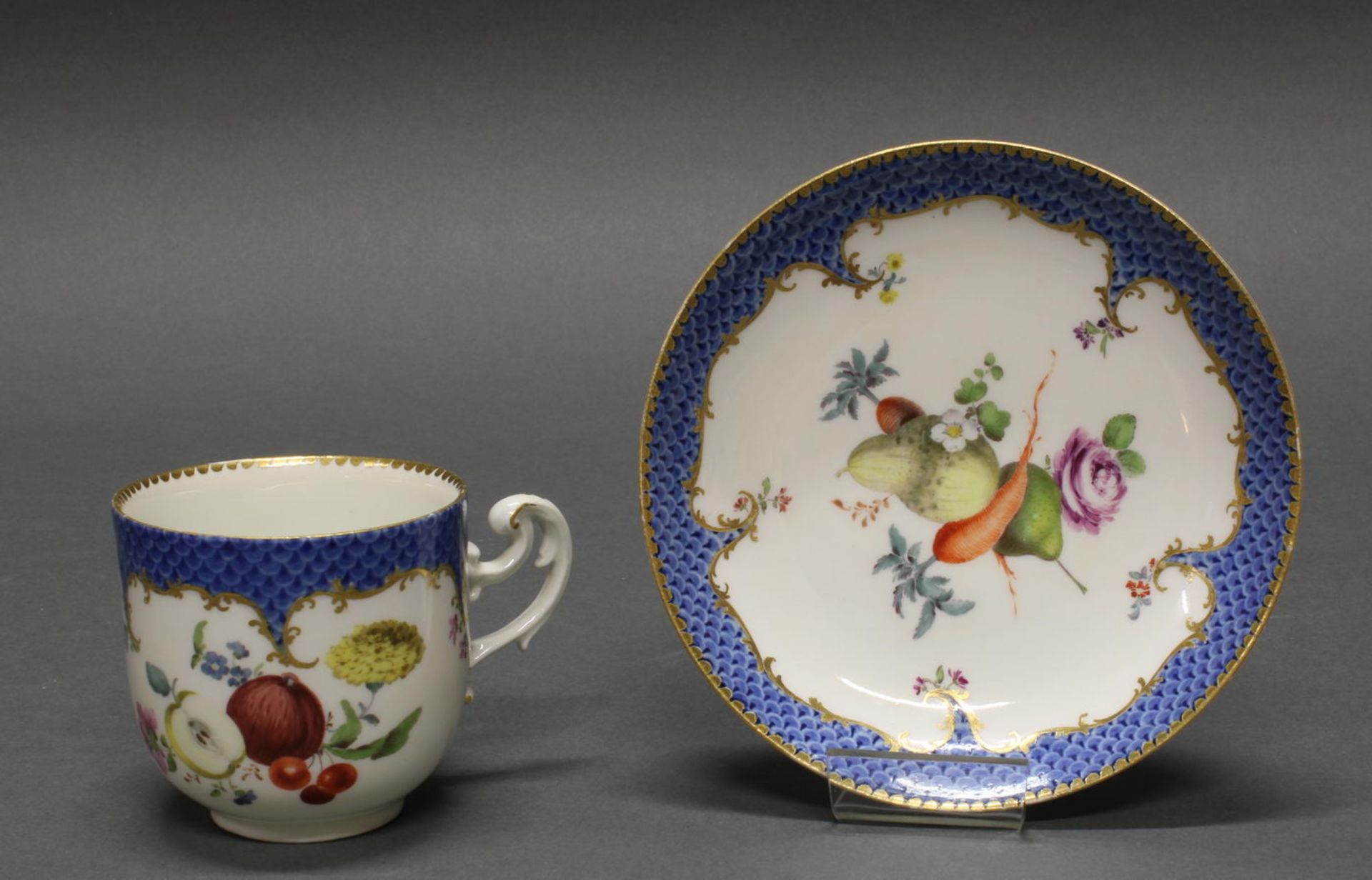 Kaffeetasse mit Untertasse, Meissen, Schwertermarke, 18. Jh., je Goldnummer 97., blaue Schuppenbord